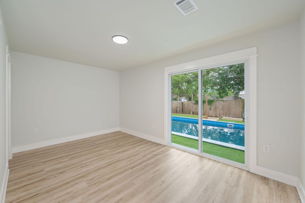 Image 24 of property listing at 51 6Th Street, Shalimar, FL 32579