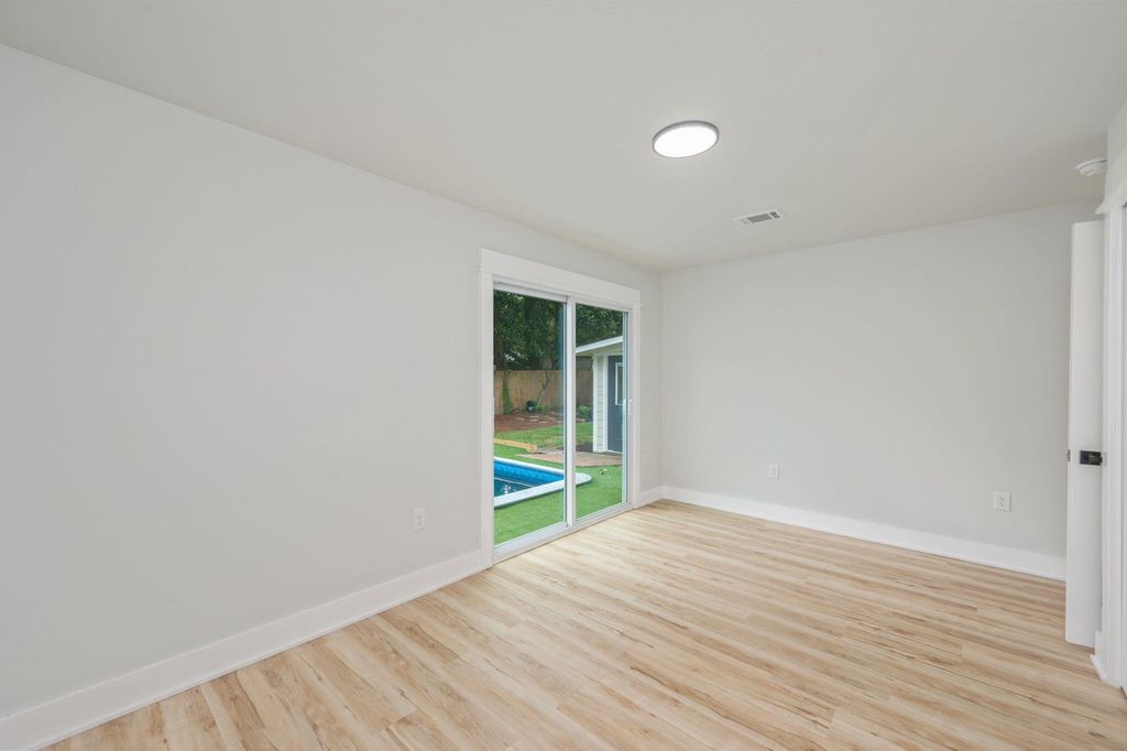 Image 25 of property listing at 51 6Th Street, Shalimar, FL 32579