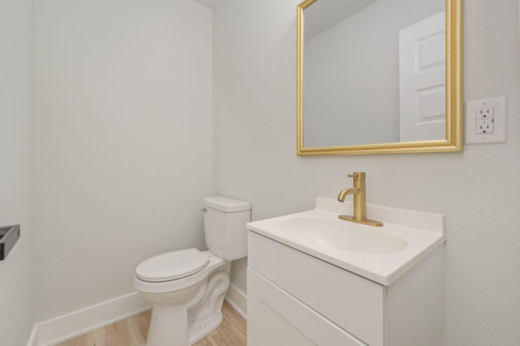 Image 26 of property listing at 51 6Th Street, Shalimar, FL 32579