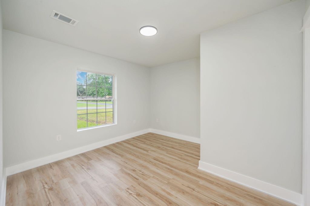 Image 29 of property listing at 51 6Th Street, Shalimar, FL 32579