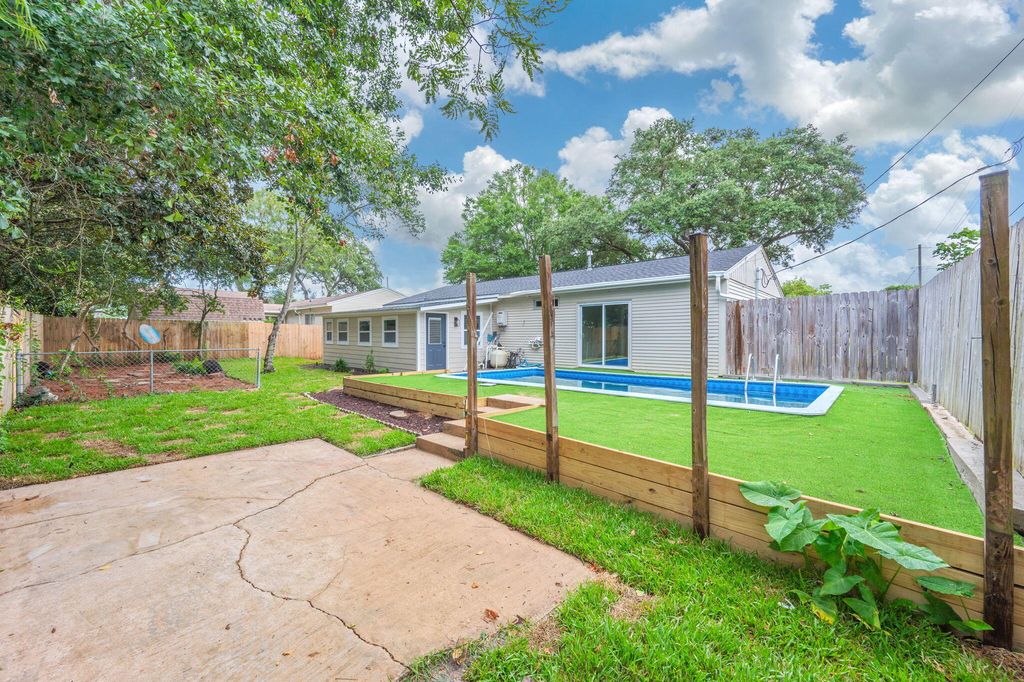 Image 32 of property listing at 51 6Th Street, Shalimar, FL 32579