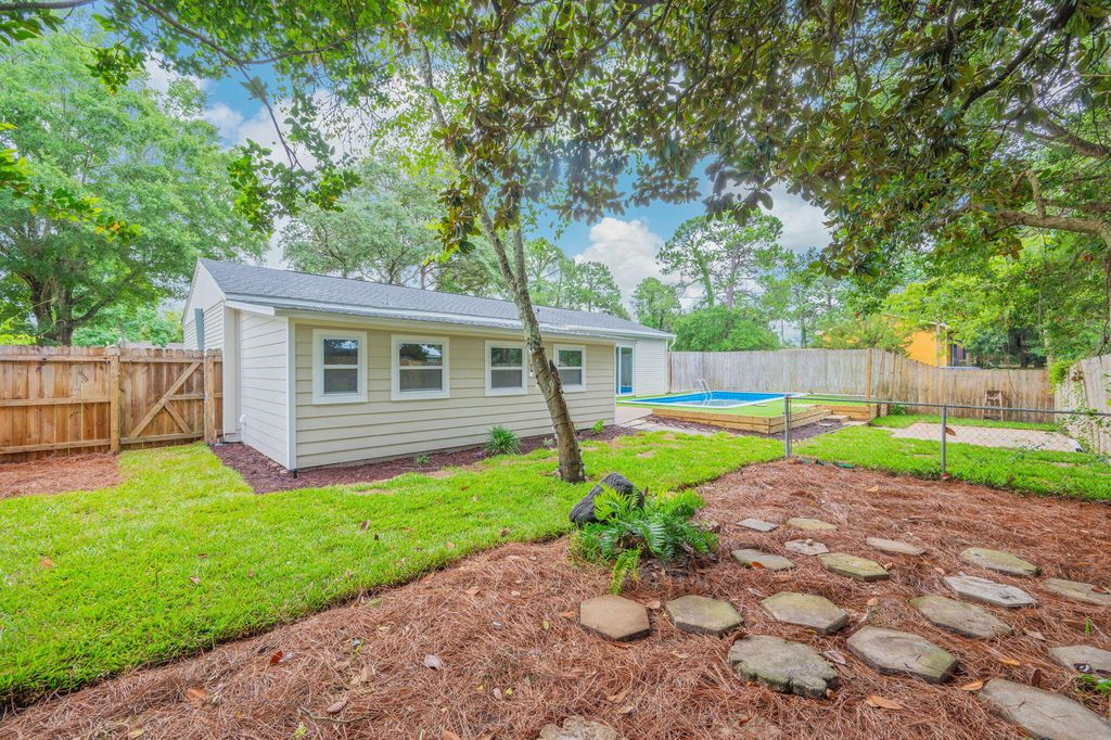 Image 33 of property listing at 51 6Th Street, Shalimar, FL 32579