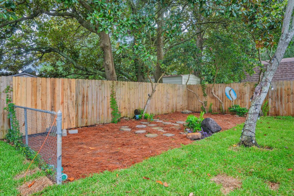 Image 34 of property listing at 51 6Th Street, Shalimar, FL 32579