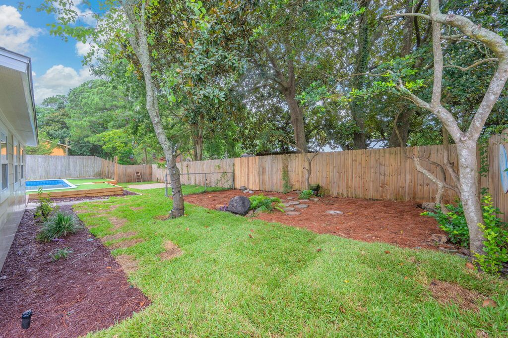 Image 35 of property listing at 51 6Th Street, Shalimar, FL 32579