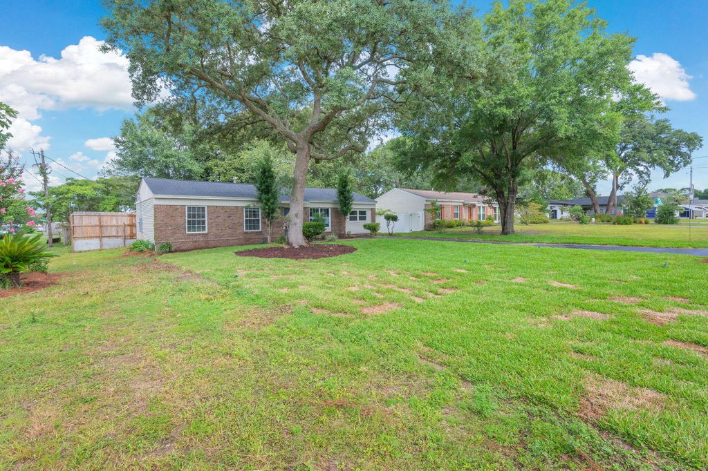 Image 36 of property listing at 51 6Th Street, Shalimar, FL 32579