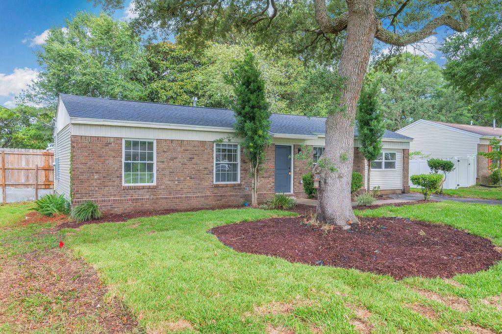 Image 37 of property listing at 51 6Th Street, Shalimar, FL 32579