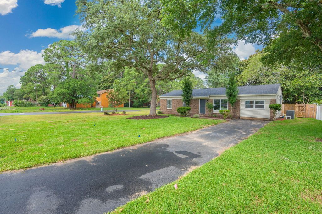 Image 38 of property listing at 51 6Th Street, Shalimar, FL 32579