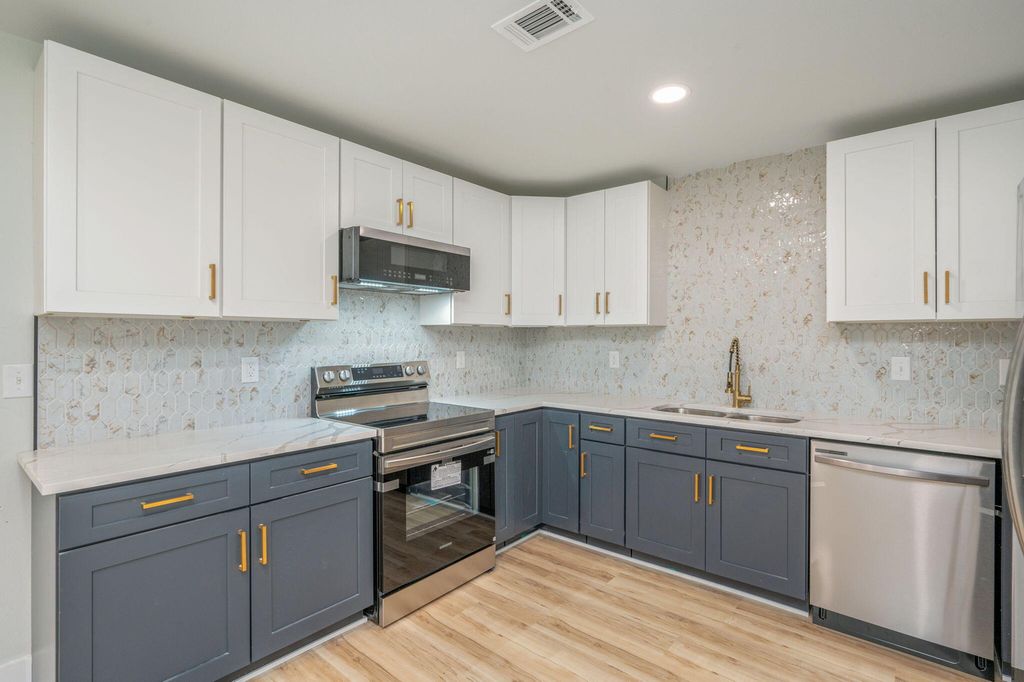 Image 4 of property listing at 51 6Th Street, Shalimar, FL 32579