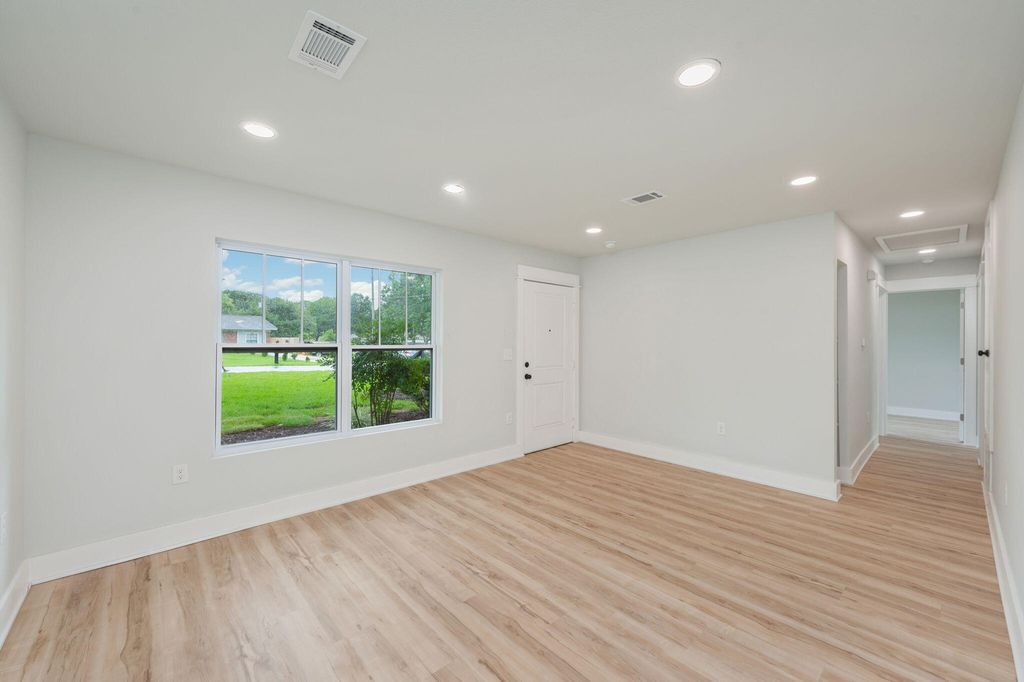 Image 9 of property listing at 51 6Th Street, Shalimar, FL 32579