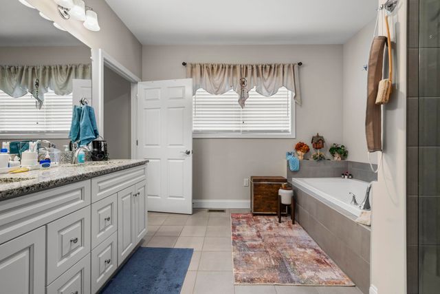 19 Pumpkin Patch Way, Londonderry, NH 03053
