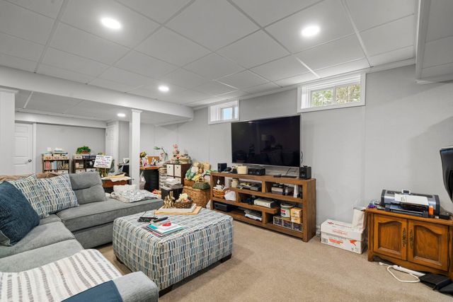 19 Pumpkin Patch Way, Londonderry, NH 03053