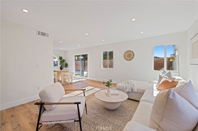 28218 Oaklar Drive, Saugus, CA 91350