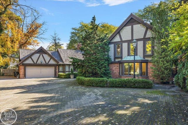 17680 E Jefferson Avenue, Grosse Pointe, MI 48230