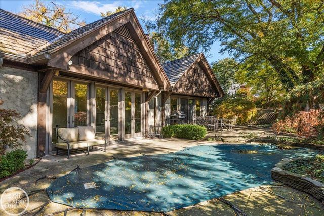 17680 E Jefferson Avenue, Grosse Pointe, MI 48230