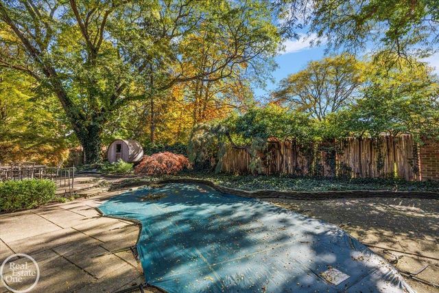 17680 E Jefferson Avenue, Grosse Pointe, MI 48230