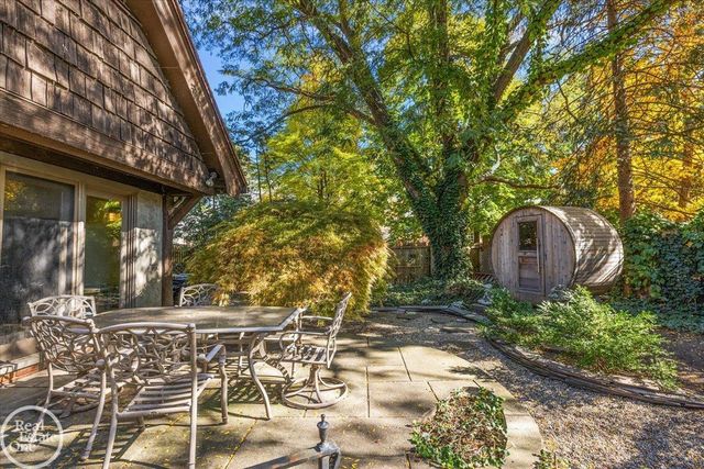 17680 E Jefferson Avenue, Grosse Pointe, MI 48230