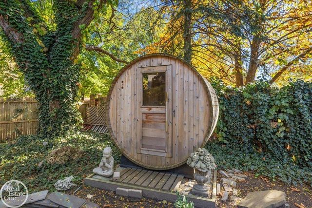 17680 E Jefferson Avenue, Grosse Pointe, MI 48230