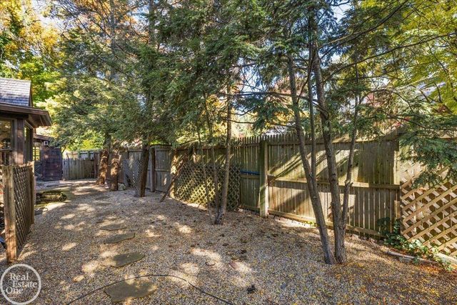 17680 E Jefferson Avenue, Grosse Pointe, MI 48230