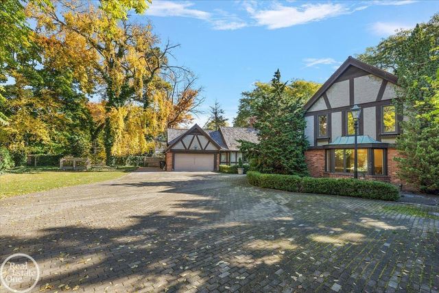 17680 E Jefferson Avenue, Grosse Pointe, MI 48230