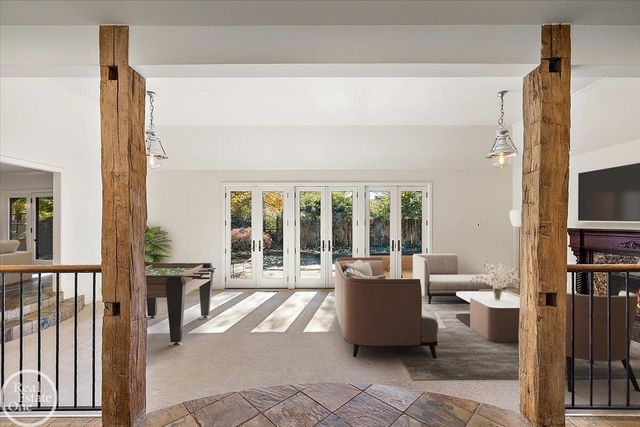 17680 E Jefferson Avenue, Grosse Pointe, MI 48230