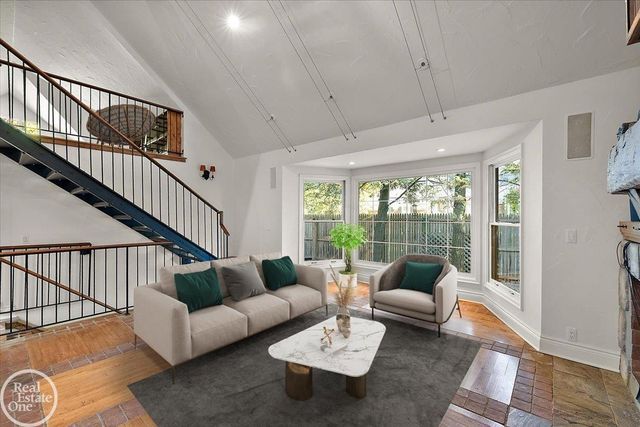 17680 E Jefferson Avenue, Grosse Pointe, MI 48230