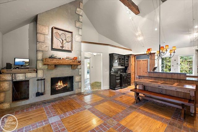 17680 E Jefferson Avenue, Grosse Pointe, MI 48230