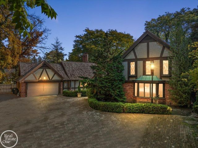 17680 E Jefferson Avenue, Grosse Pointe, MI 48230