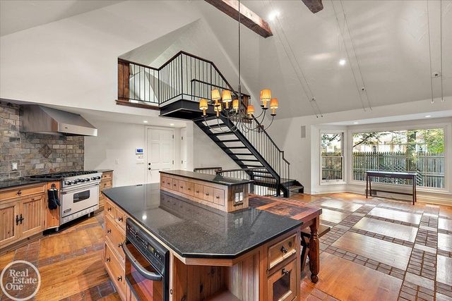 17680 E Jefferson Avenue, Grosse Pointe, MI 48230