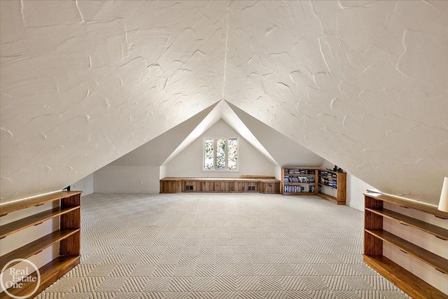 17680 E Jefferson Avenue, Grosse Pointe, MI 48230