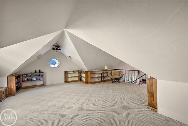 17680 E Jefferson Avenue, Grosse Pointe, MI 48230