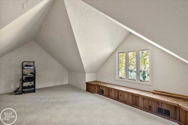 17680 E Jefferson Avenue, Grosse Pointe, MI 48230