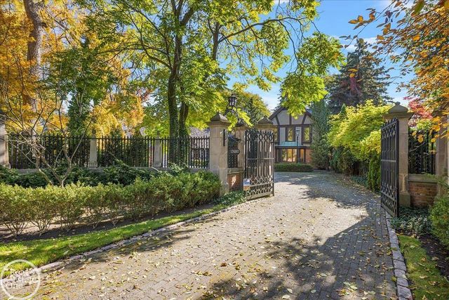 17680 E Jefferson Avenue, Grosse Pointe, MI 48230