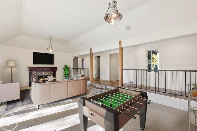 17680 E Jefferson Avenue, Grosse Pointe, MI 48230