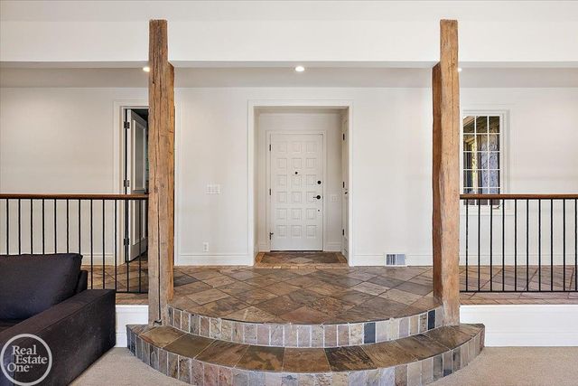 17680 E Jefferson Avenue, Grosse Pointe, MI 48230