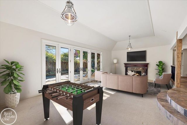 17680 E Jefferson Avenue, Grosse Pointe, MI 48230