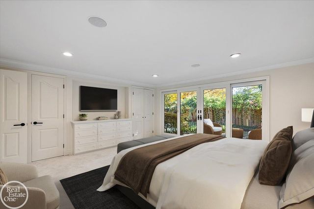 17680 E Jefferson Avenue, Grosse Pointe, MI 48230