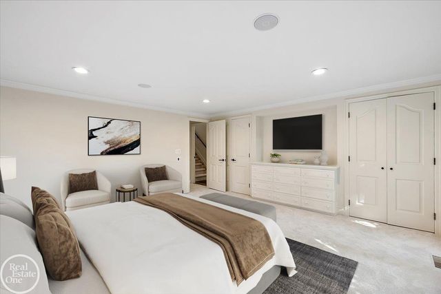 17680 E Jefferson Avenue, Grosse Pointe, MI 48230