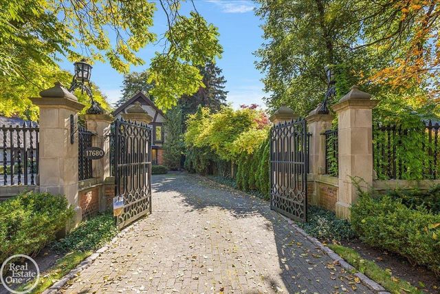 17680 E Jefferson Avenue, Grosse Pointe, MI 48230