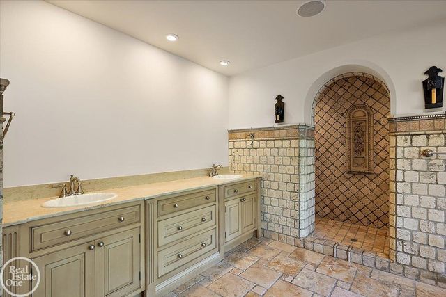 17680 E Jefferson Avenue, Grosse Pointe, MI 48230