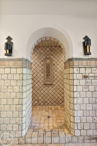 17680 E Jefferson Avenue, Grosse Pointe, MI 48230