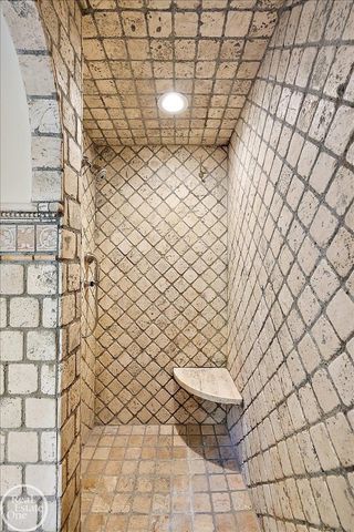 17680 E Jefferson Avenue, Grosse Pointe, MI 48230