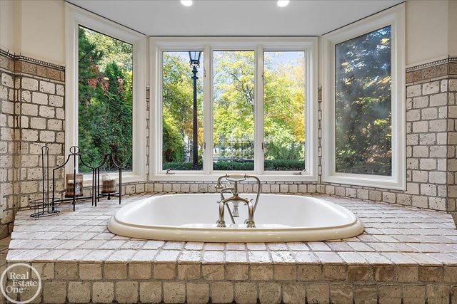 17680 E Jefferson Avenue, Grosse Pointe, MI 48230