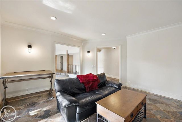 17680 E Jefferson Avenue, Grosse Pointe, MI 48230