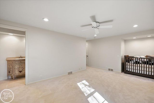 17680 E Jefferson Avenue, Grosse Pointe, MI 48230