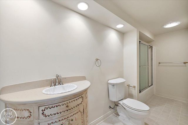 17680 E Jefferson Avenue, Grosse Pointe, MI 48230