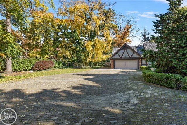 17680 E Jefferson Avenue, Grosse Pointe, MI 48230