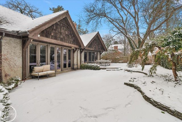 17680 E Jefferson Avenue, Grosse Pointe, MI 48230