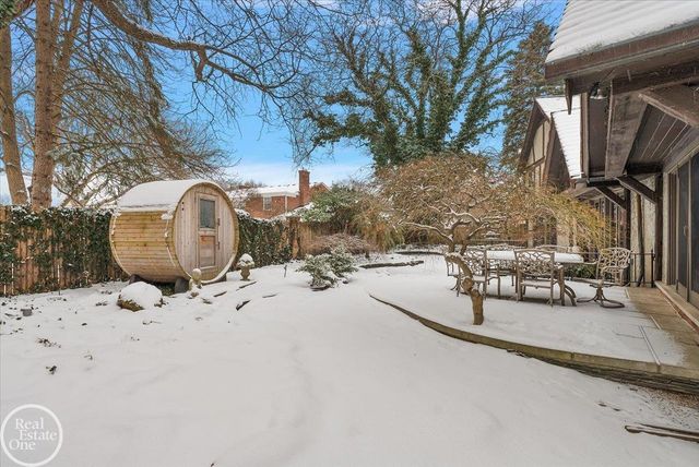 17680 E Jefferson Avenue, Grosse Pointe, MI 48230