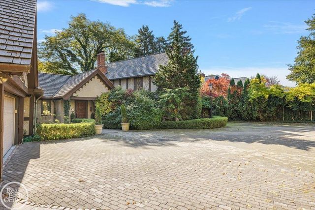 17680 E Jefferson Avenue, Grosse Pointe, MI 48230