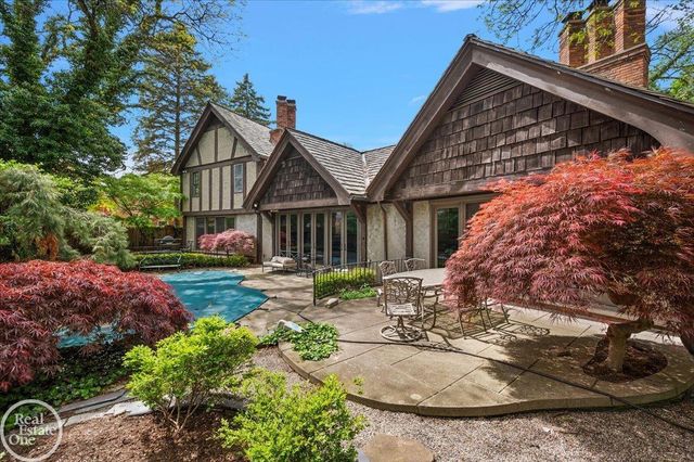 17680 E Jefferson Avenue, Grosse Pointe, MI 48230
